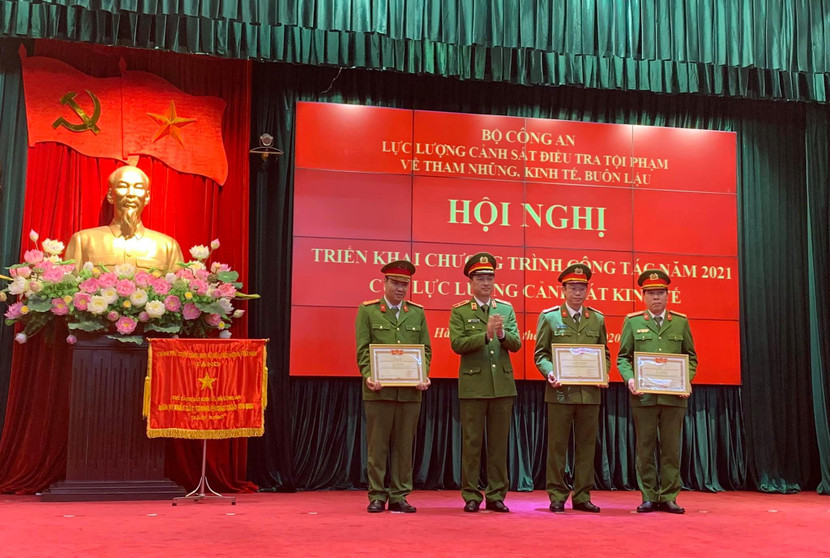Ba cán bộ chiến sỹ Cục Cảnh sát kinh tế được tặng danh hiệu Chiến sỹ thi đua toàn lực lượng