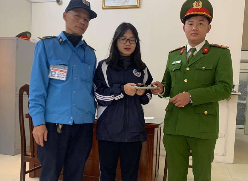 Công an phường Đồng Tâm bàn giao chiếc điện thoại đánh rơi cho chị Nga