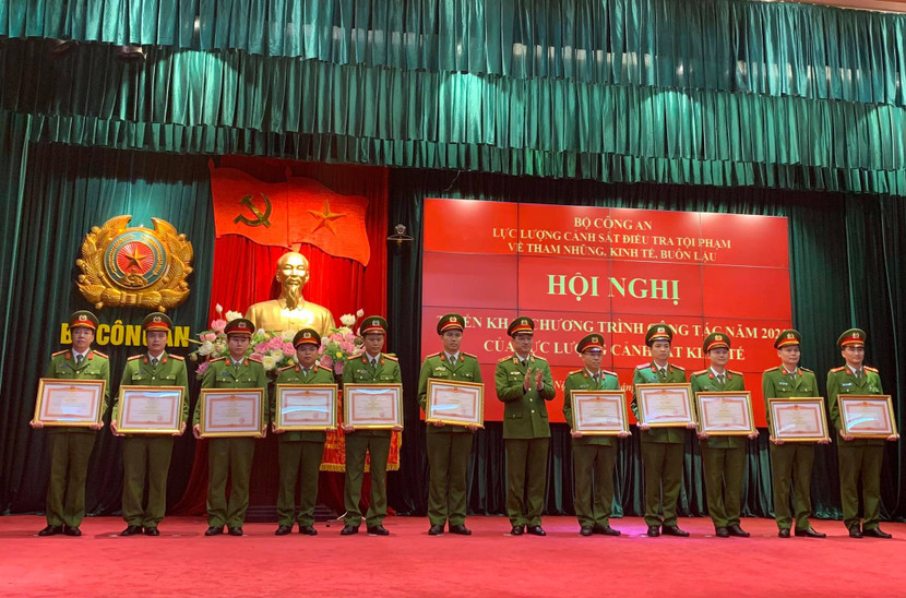 Thiếu tướng Nguyễn Duy Ngọc thừa ủy quyền trao bằng khen của Thủ tướng Chính phủ cho 12 cá nhân có thành tích xuất sắc