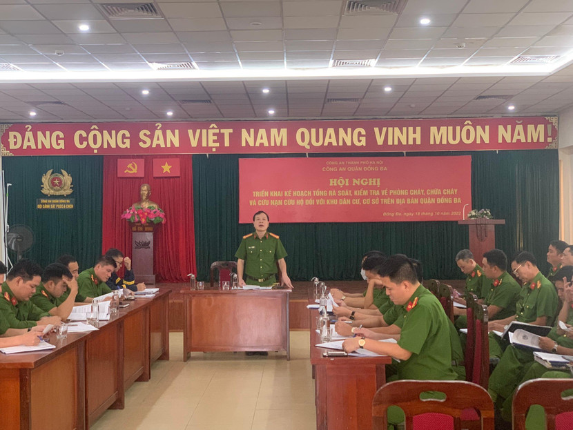 Đại tá Lê Văn Hiến - Phó trưởng Công an quận Đống Đa phát biểu chỉ đạo tại hội nghị Đại tá Lê Văn Hiến - Phó trưởng Công an quận Đống Đa phát biểu chỉ đạo tại hội nghị