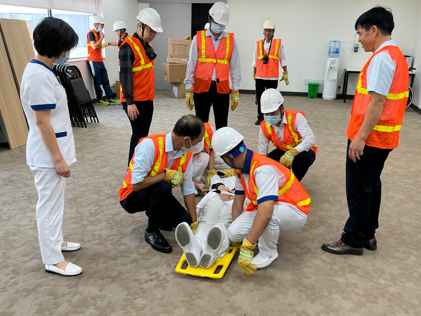 Nạn nhân mắc kẹt được đưa bằng cáng xuống tầng 1 Nạn nhân mắc kẹt được đưa bằng cáng xuống tầng 1