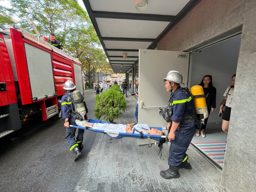 Đưa nạn nhân mắc kẹt xuống tầng 1 an toàn Đưa nạn nhân mắc kẹt xuống tầng 1 an toàn