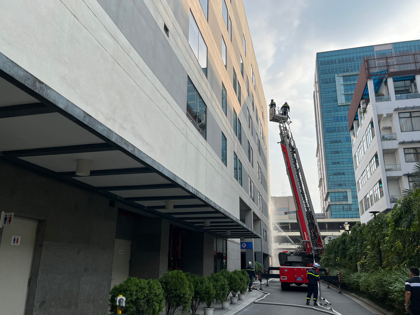 Lực lượng PCCC chuyên nghiệp sử dụng xe thang tiếp cận khu vực cháy Lực lượng PCCC chuyên nghiệp sử dụng xe thang tiếp cận khu vực cháy