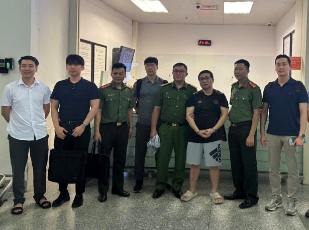 Bàn giao đối tượng truy nã cho Cơ quan Cảnh sát Quốc gia Hàn Quốc Bàn giao đối tượng truy nã cho Cơ quan Cảnh sát Quốc gia Hàn Quốc