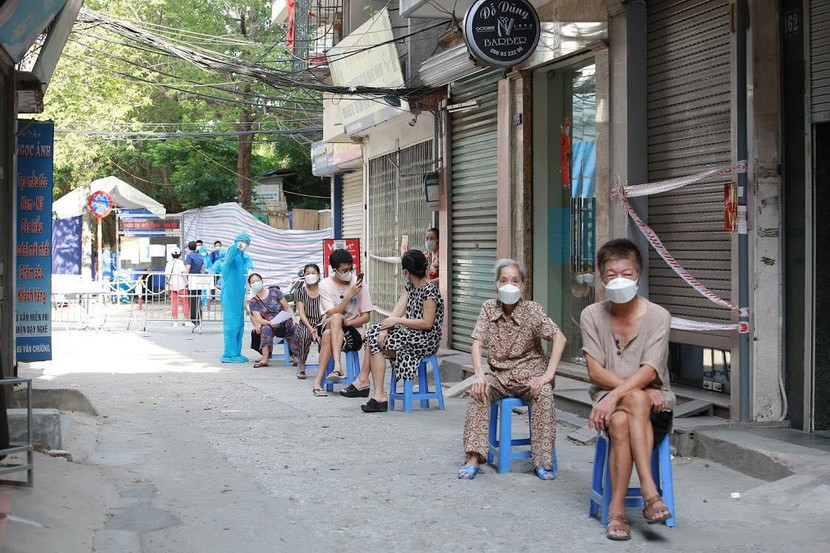 Lấy mẫu xét nghiệm cho các khu phong tỏa ở quận Đống Đa Lấy mẫu xét nghiệm cho các khu phong tỏa ở quận Đống Đa