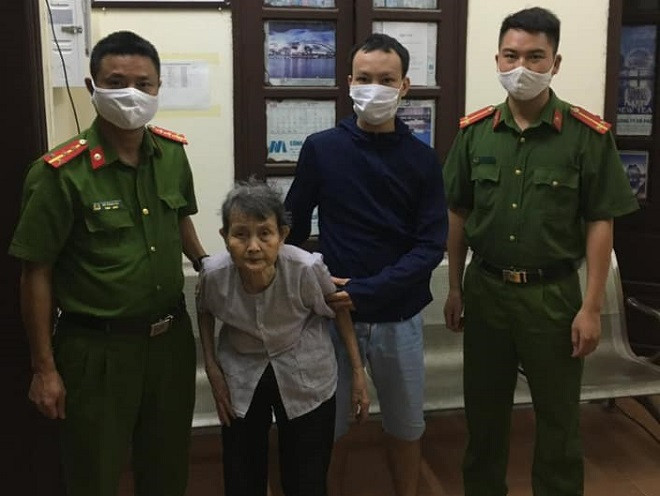 Lực lượng công an giúp đỡ cụ bà đi lạc trong đêm Lực lượng công an giúp đỡ cụ bà đi lạc trong đêm