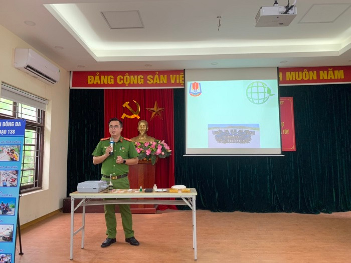 Báo cáo viên Trần Trung Hiếu, Giảng viên Khoa Cảnh sát phòng, chống tội phạm về ma túy trình bày các nội dung về tác hại của ma túy