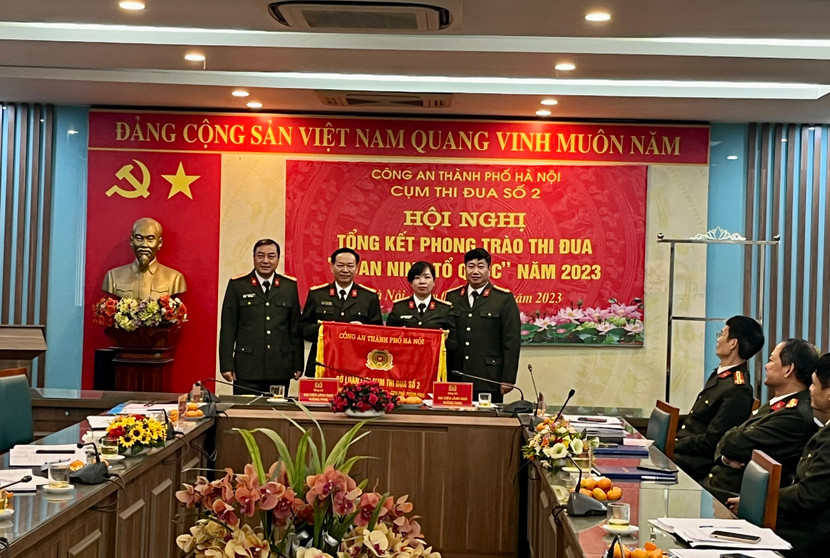 Trao cờ luân lưu cho đơn vị Cụm trưởng Cụm thi đua số 2 CATP Hà Nội năm 2024 Trao cờ luân lưu cho đơn vị Cụm trưởng Cụm thi đua số 2 CATP Hà Nội năm 2024