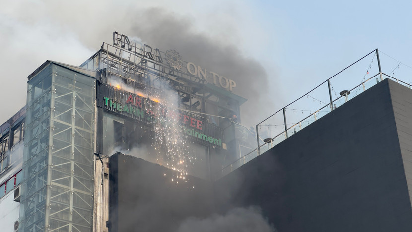 Tia lửa bắn tung toé ở khu vực tầng thượng