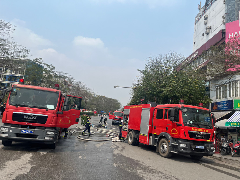 Lực lượng chức năng khẩn trương chữa cháy