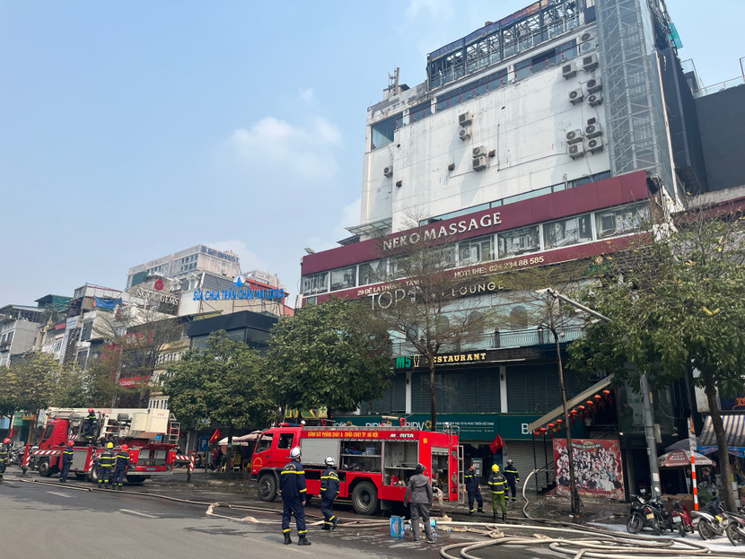 Đến 10h40 sáng 12-3, đám cháy được khống chế hoàn toàn