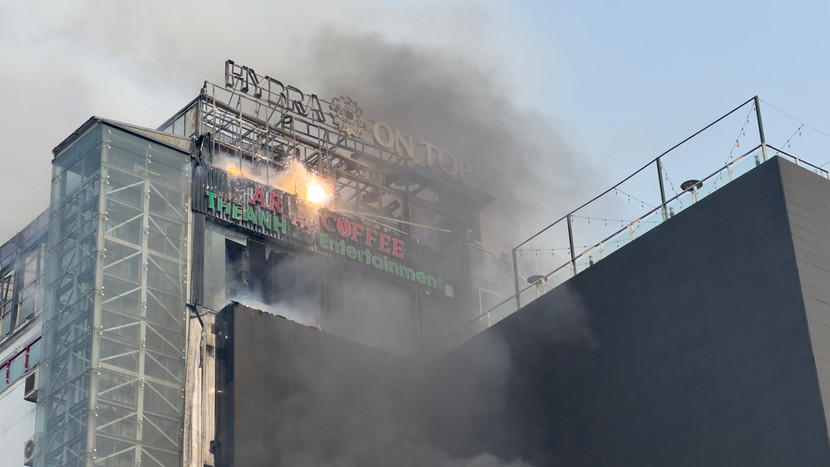 Lửa và khói bốc ra từ tầng thượng của toà nhà