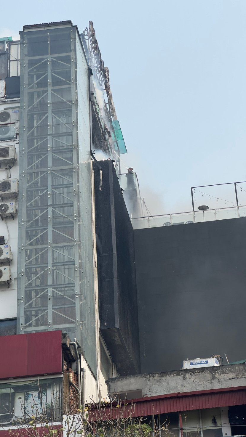 Lực lượng Cảnh sát PCCC và CNCH tiếp cận chống cháy lan