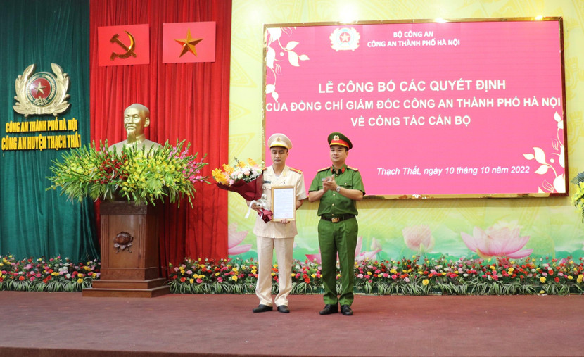 Đại tá Dương Đức Hải - Phó Giám đốc CATP Hà Nội trao quyết định của Giám đốc CATP cho Thượng tá Hoàng Anh Phương