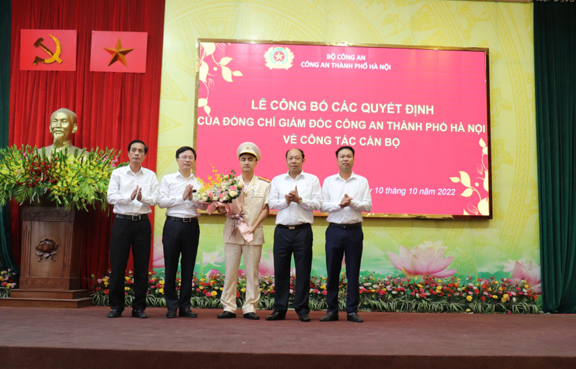 Lãnh đạo Huyện ủy, UBND, HĐND huyện Thạch Thất chúc mừng đồng chí Hoàng Anh Phương nhận nhiệm vụ mới