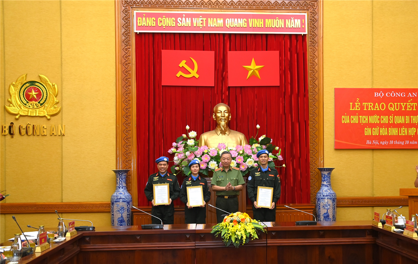 Đại tướng Tô Lâm - Ủy viên Bộ Chính trị, Bộ trưởng Bộ Công an trao quyết định cho 3 sĩ quan Đại tướng Tô Lâm - Ủy viên Bộ Chính trị, Bộ trưởng Bộ Công an trao quyết định cho 3 sĩ quan