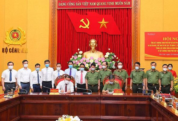 Bộ Công an và Bộ Văn hóa, Thể thao và Du lịch ký Chương trình phối hợp giữa hai Bộ, giai đoạn 2021 - 2025. Bộ Công an và Bộ Văn hóa, Thể thao và Du lịch ký Chương trình phối hợp giữa hai Bộ, giai đoạn 2021 - 2025.