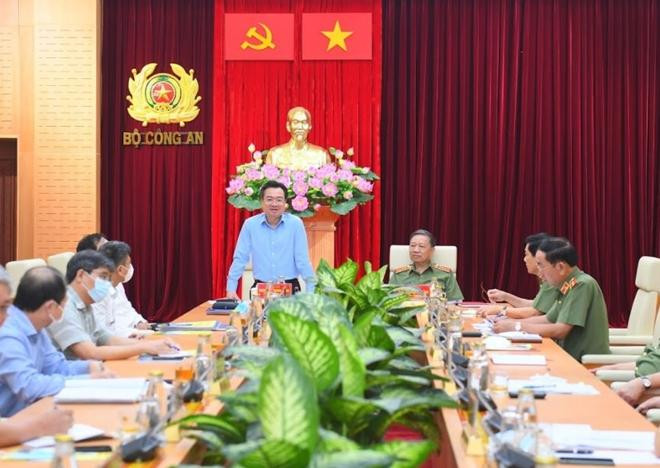 Đồng chí Nguyễn Thanh Nghị, Ủy viên Trung ương Đảng, Bộ trưởng Bộ Xây dựng đồng chủ trì buổi làm việc