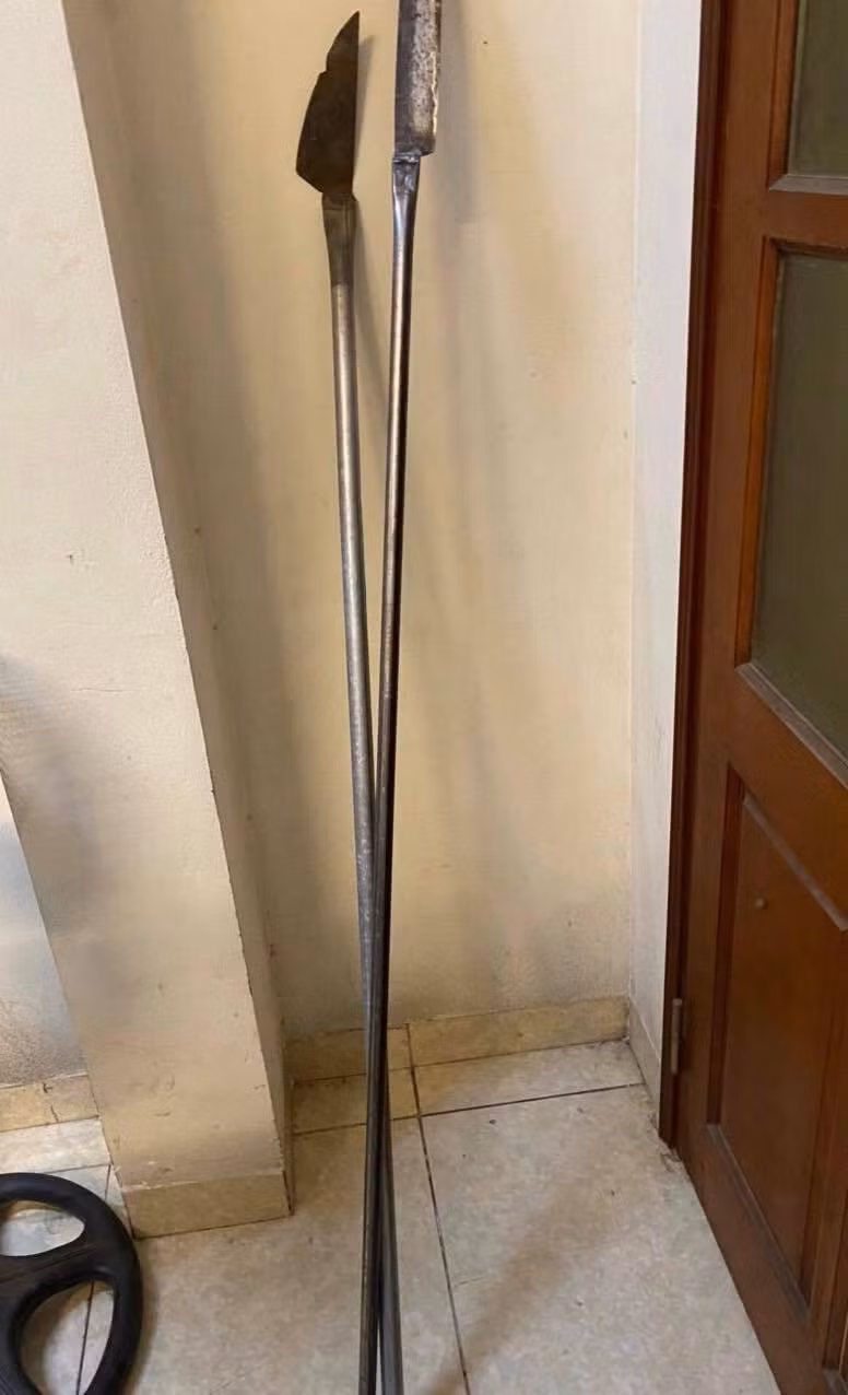 Tuýp sắt gắn dao nhọn được các đối tượng mang theo