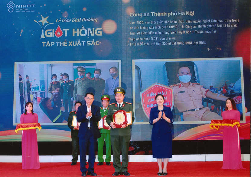 Đại úy Bùi Mạnh Hùng - Bí thư Đoàn thanh niên Công an thành phố Hà Nội đại diện CATP đón nhận Bằng khen của Bộ Y tế