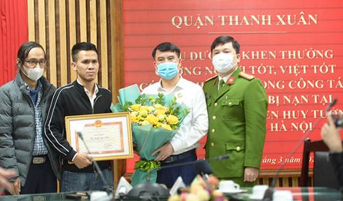 Trao khen thưởng cho anh Nguyễn Ngọc Mạnh