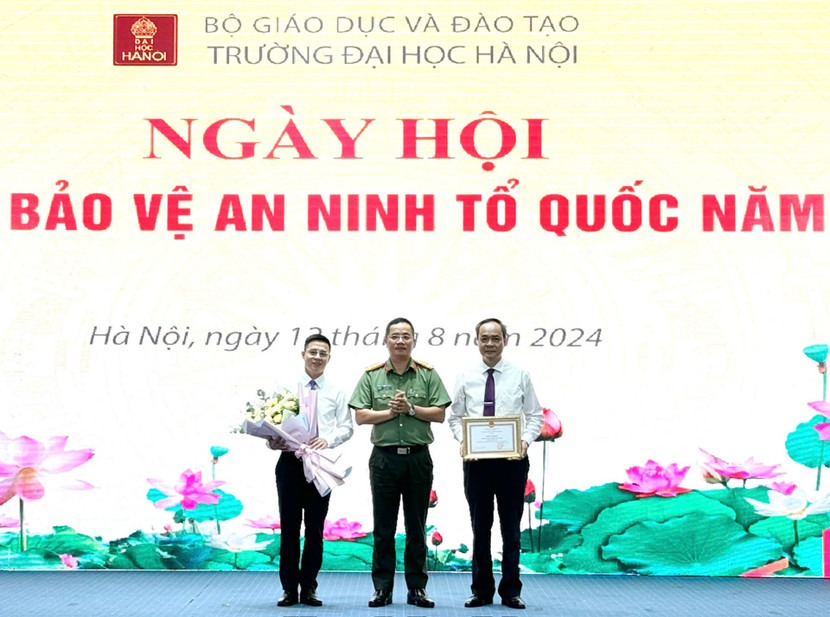 Đại tá Nguyễn Thành Long, Phó Giám đốc Công an TP Hà Nội trao Giấy khen của Giám đốc Công an thành phố cho các tập thể, cá nhân thuộc Trường Đại học Hà Nội