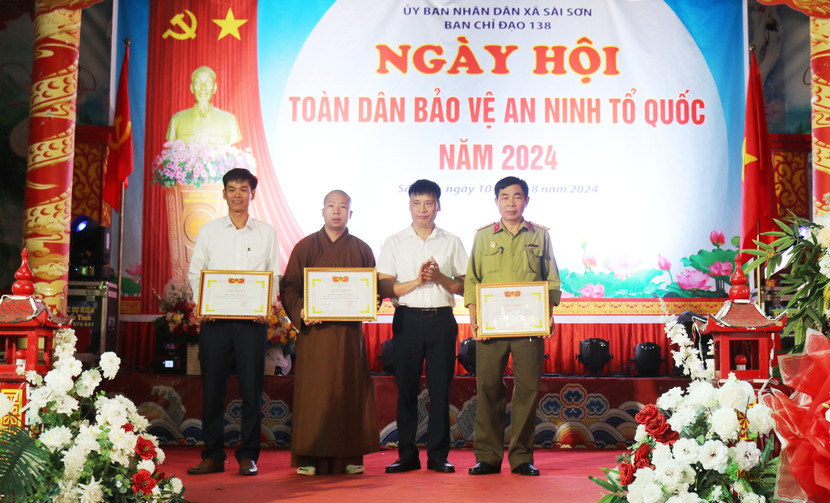 Các tập thể, cá nhân có thành tích xuất sắc trong phong trào toàn dân bảo vệ an ninh Tổ quốc được khen thưởng