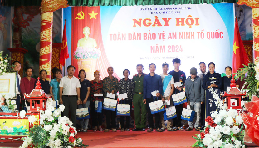 Trao các phần quà gửi tặng các gia đình có hoàn cảnh khó khăn trên địa bàn xã Sài Sơn