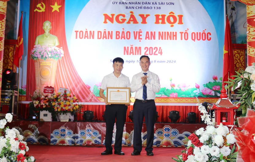 Đồng chí Nguyễn Văn Nghĩa - Phó Chủ tịch UBND xã Sài Sơn được UBND thành phố Hà Nội tặng khen thưởng