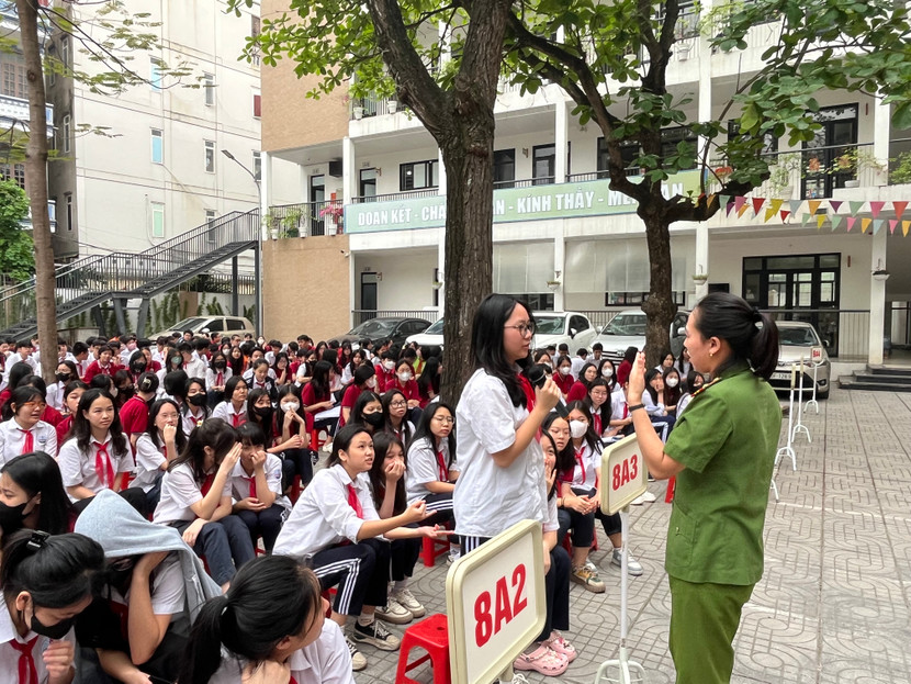 Báo cáo viên của Công an quận Đống Đa trao đổi với học sinh về Luật căn cước Báo cáo viên của Công an quận Đống Đa trao đổi với học sinh về Luật căn cước