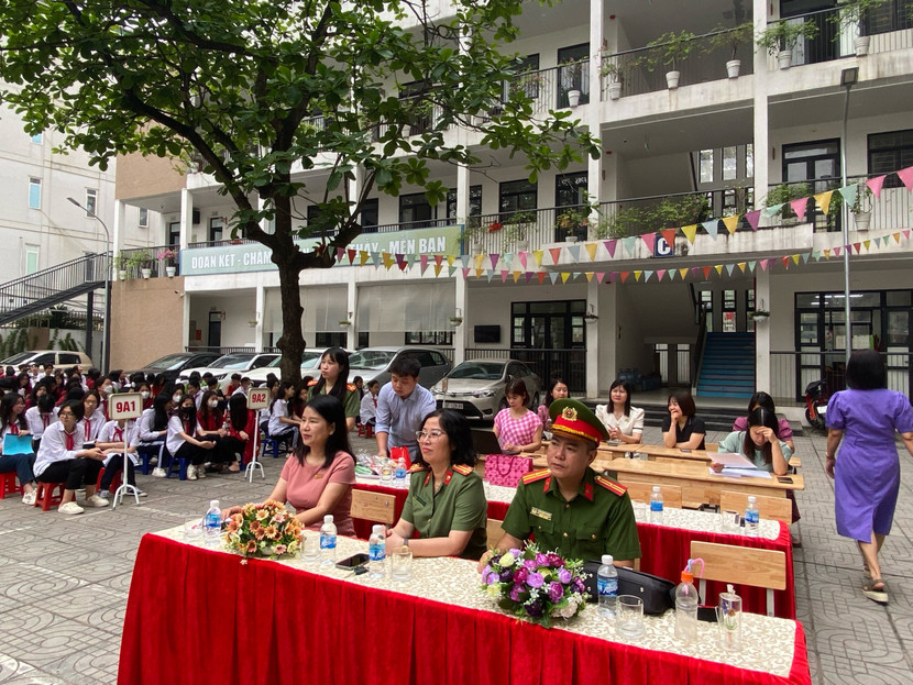 Cán bộ Công an quận Đống Đa cùng các thầy cô tham gia buổi tuyên truyền Cán bộ Công an quận Đống Đa cùng các thầy cô tham gia buổi tuyên truyền