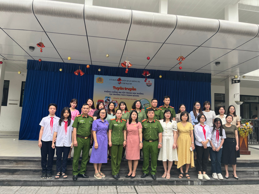 Cán bộ Công an quận Đống Đa, cán bộ giáo viên và các em học sinh trường THCS Thịnh Quang chụp ảnh lưu niệm sau buổi tuyên truyền Cán bộ Công an quận Đống Đa, cán bộ giáo viên và các em học sinh trường THCS Thịnh Quang chụp ảnh lưu niệm sau buổi tuyên truyền