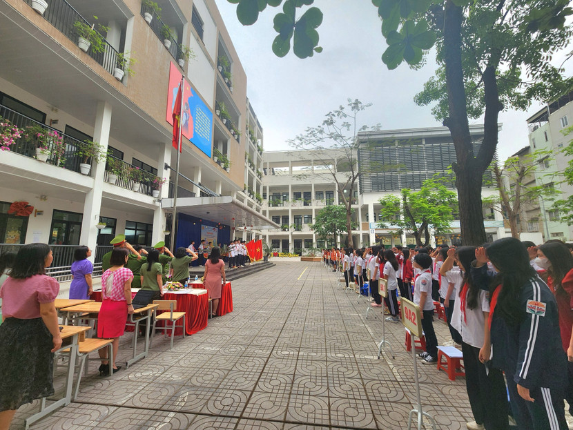 Buổi chào cờ thứ 2 đầu tuần đặc biệt của học sinh trường THCS Thịnh Quang Buổi chào cờ thứ 2 đầu tuần đặc biệt của học sinh trường THCS Thịnh Quang