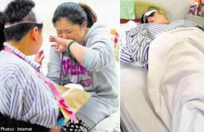 Mẹ cậu bé đau đớn nhìn con trai Mẹ cậu bé đau đớn nhìn con trai