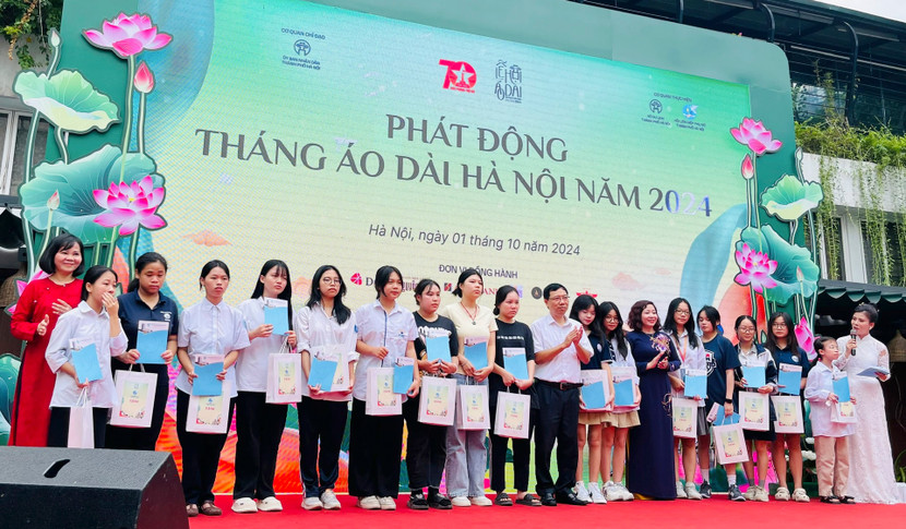 Trao tặng áo dài cho các nữ sinh