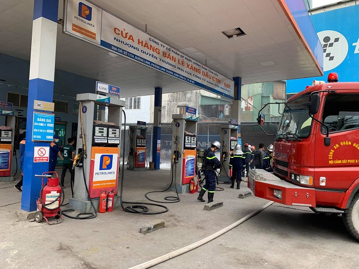 4 xe chữa cháy và hàng chục CBCS được điều đến hiện trường