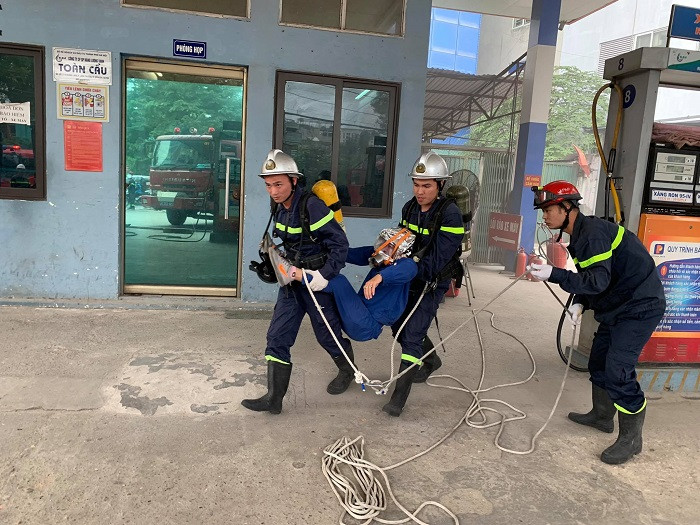 Và đưa người bị nạn ra ngoài an toàn