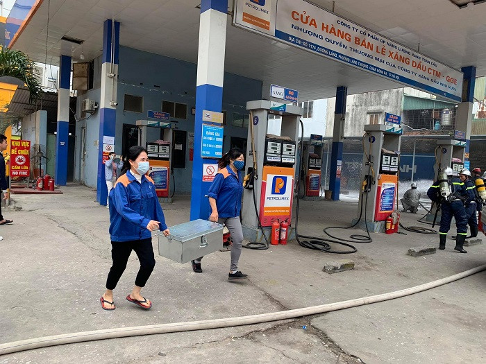 Các nhân viên nhanh chóng hô hoán, chữa cháy ban đầu và đưa tài sản ra bên ngoài