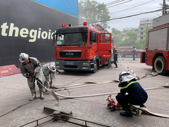 Lực lượng Cảnh sát PCCC chuyên nghiệp nhanh chóng xuống hiện trường tổ chức tiếp cận đám cháy