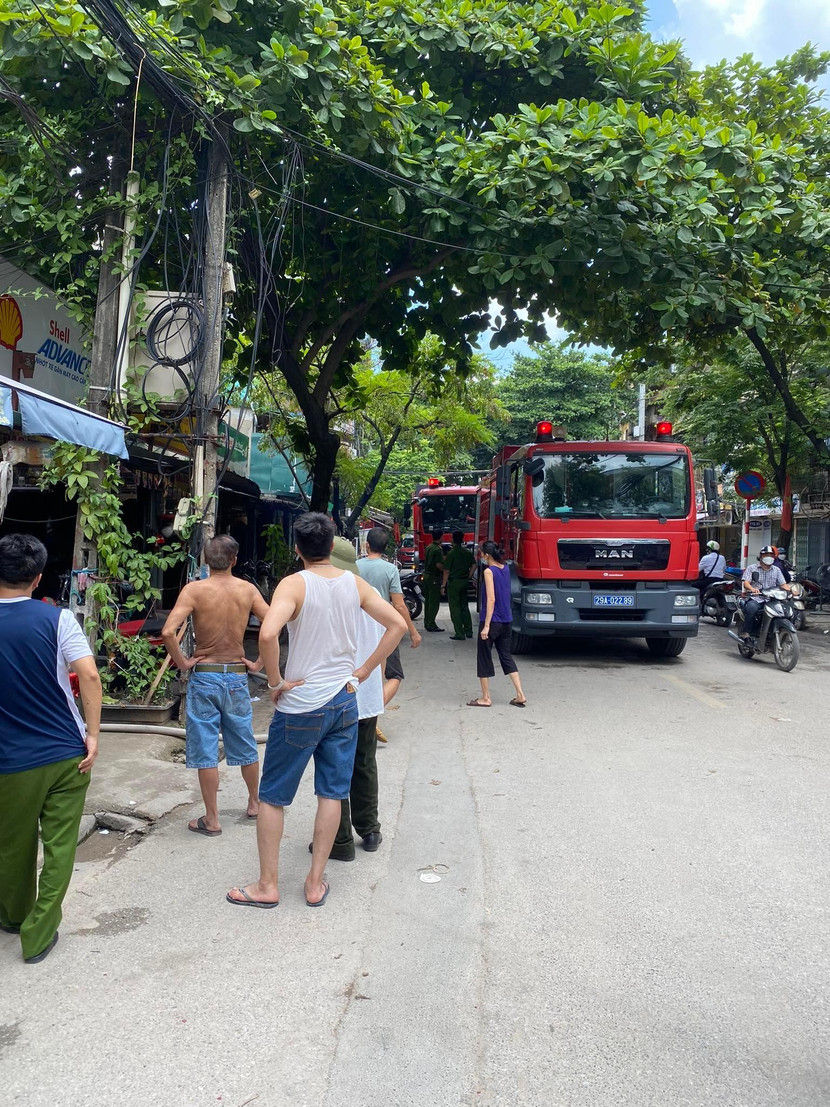 Các phương tiện chữa cháy được điều đến hiện trường dập lửa