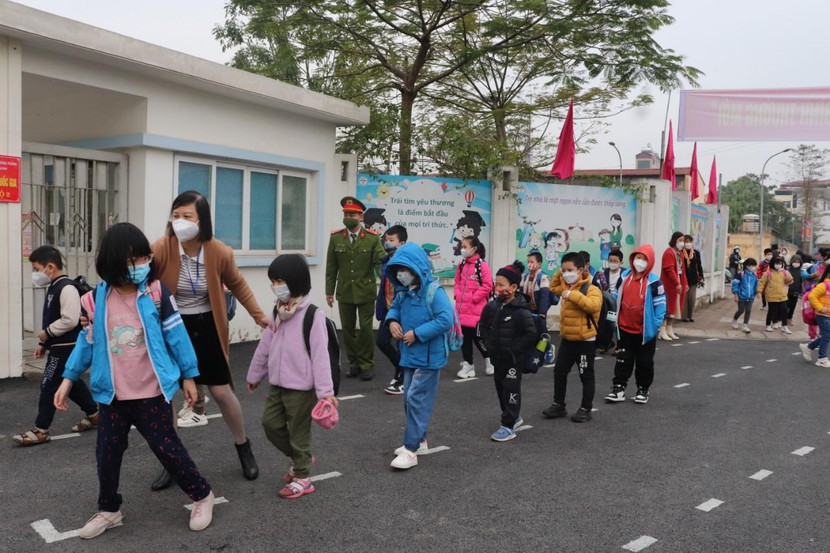 Các CBCS cùng các thầy cô giáo hướng dẫn học sinh tuân thủ các nguyên tắc khi đến trường