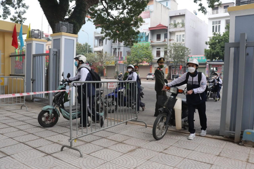 Lực lượng Công an huyện Gia Lâm phối hợp với các trường tổ chức đón học sinh trở lại học tập trong an toàn