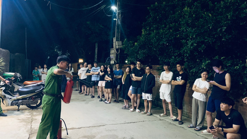 Hướng dẫn người dân sử dụng các phương tiện chữa cháy xách tay