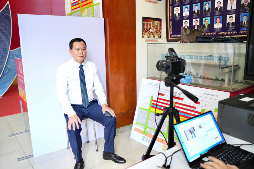 Thay vì phải đến các địa điểm thực hiện đổi thẻ ở địa phương, các đại biểu có thể thực hiện ngay tại Đại hội cho thấy sự chuẩn bị chu đáo và quan tâm sâu sắc của Đảng ủy phường Láng, lực lượng Công an phường.