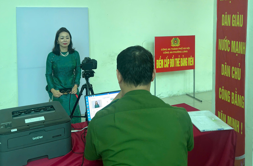 Lực lượng Công an phường Láng bố trí tổ công tác cấp đổi thẻ đảng viên ngay tại đại hội