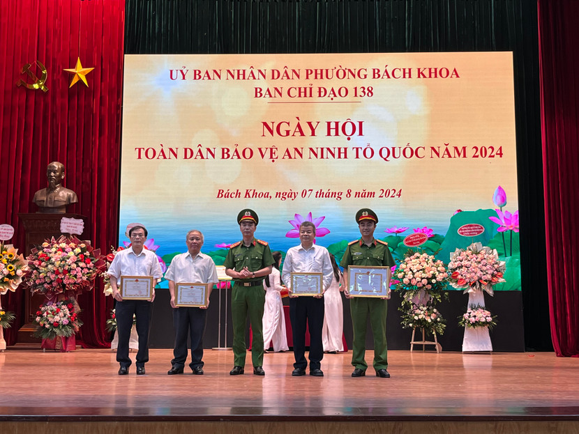 Nhiều tập thể, cá nhân có thành tích xuất sắc được khen thưởng