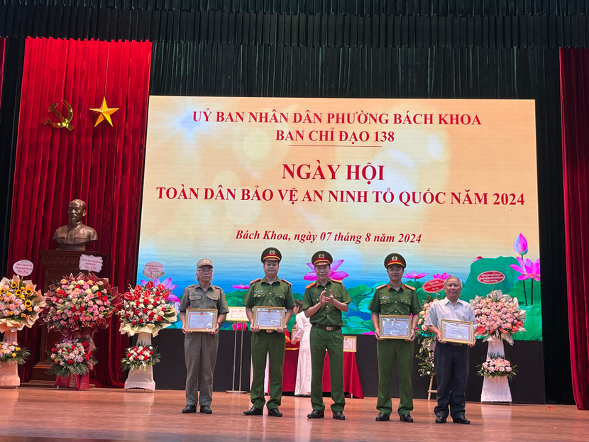 Các tập thể, cá nhân được nhận giấy khen của Giám đốc CATP Hà Nội