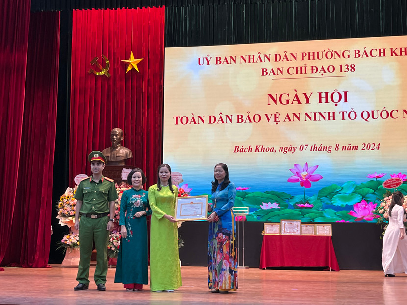 Nhân dân và cán bộ phường Bách Khoa được UBND Thành phố Hà Nội tặng Bằng khen có thành tích xuất sắc trong phong trào toàn dân bảo vệ An ninh Tổ quốc