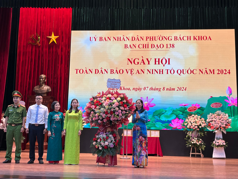 Đồng chí Đặng Thị Phương Hoa, Phó Chủ tịch Uỷ ban mặt trận Tổ quốc Việt Nam thành phố Hà Nội tặng hoa chúc mừng Ngày hội phường Bách Khoa