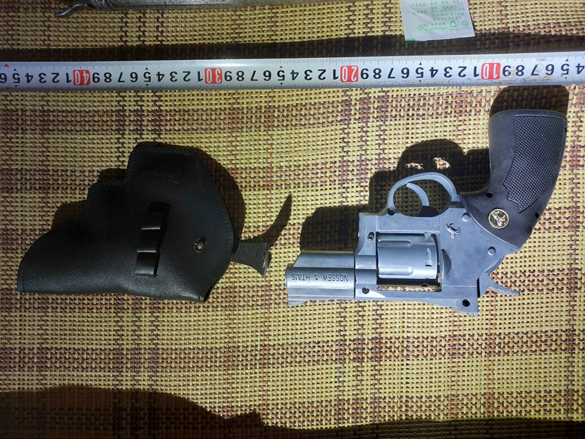 Khẩu súng và đạn cơ quan Công an thu giữ tại nơi ở của Việt